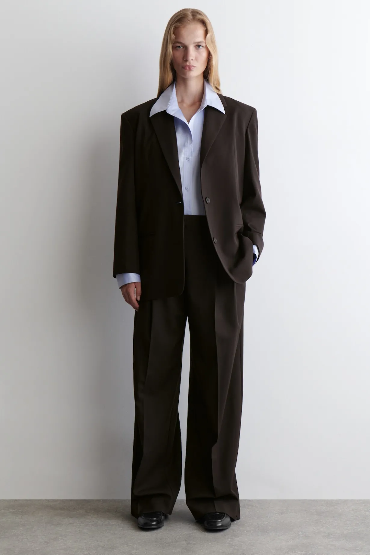 LOCKERE HOSE AUS TWILL MIT WEITEM BEIN