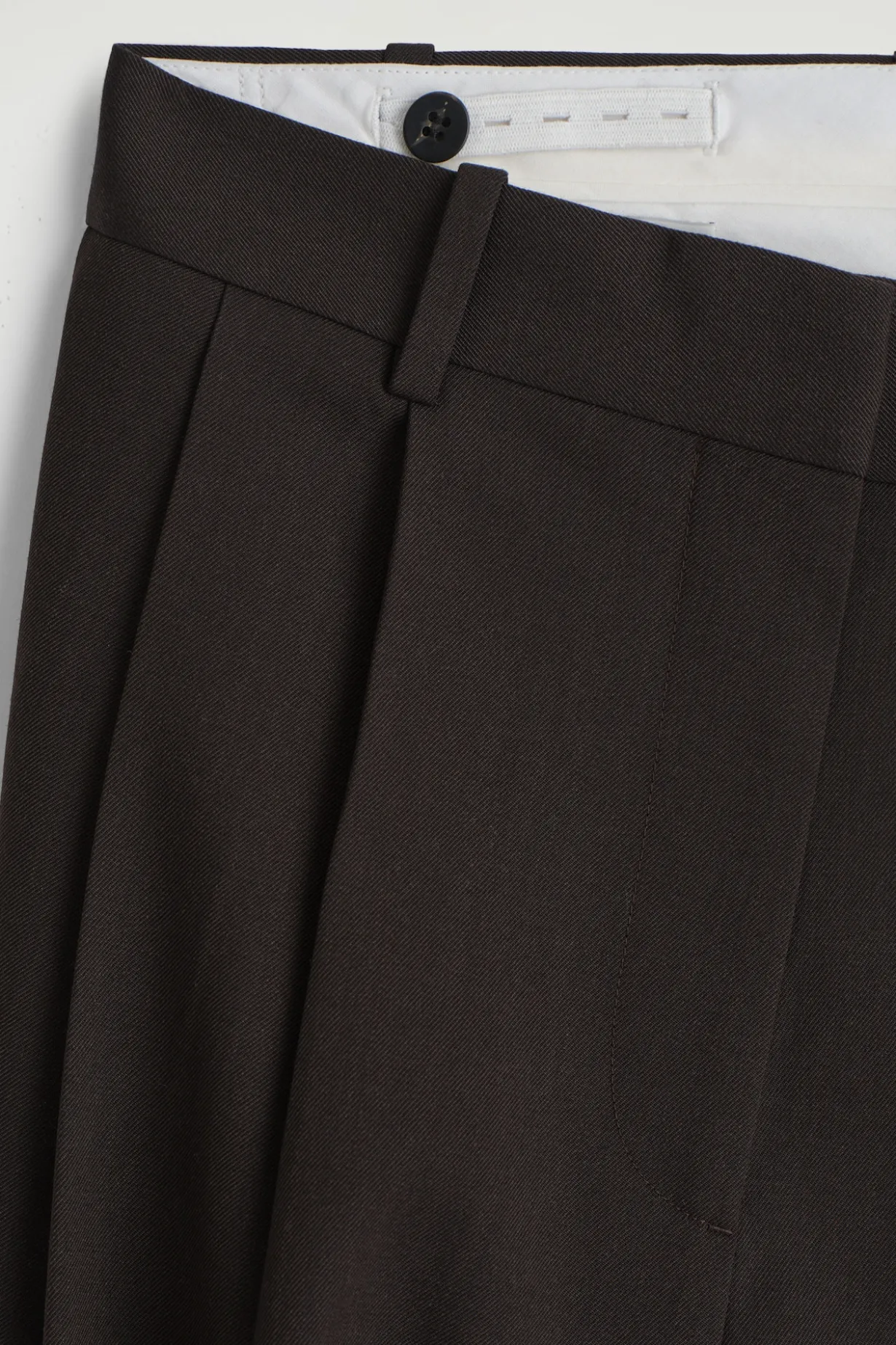 LOCKERE HOSE AUS TWILL MIT WEITEM BEIN