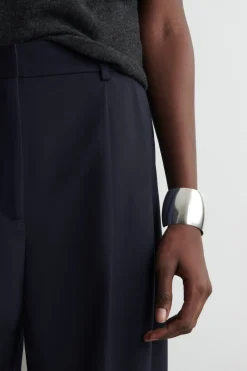 LOCKERE HOSE AUS TWILL MIT WEITEM BEIN