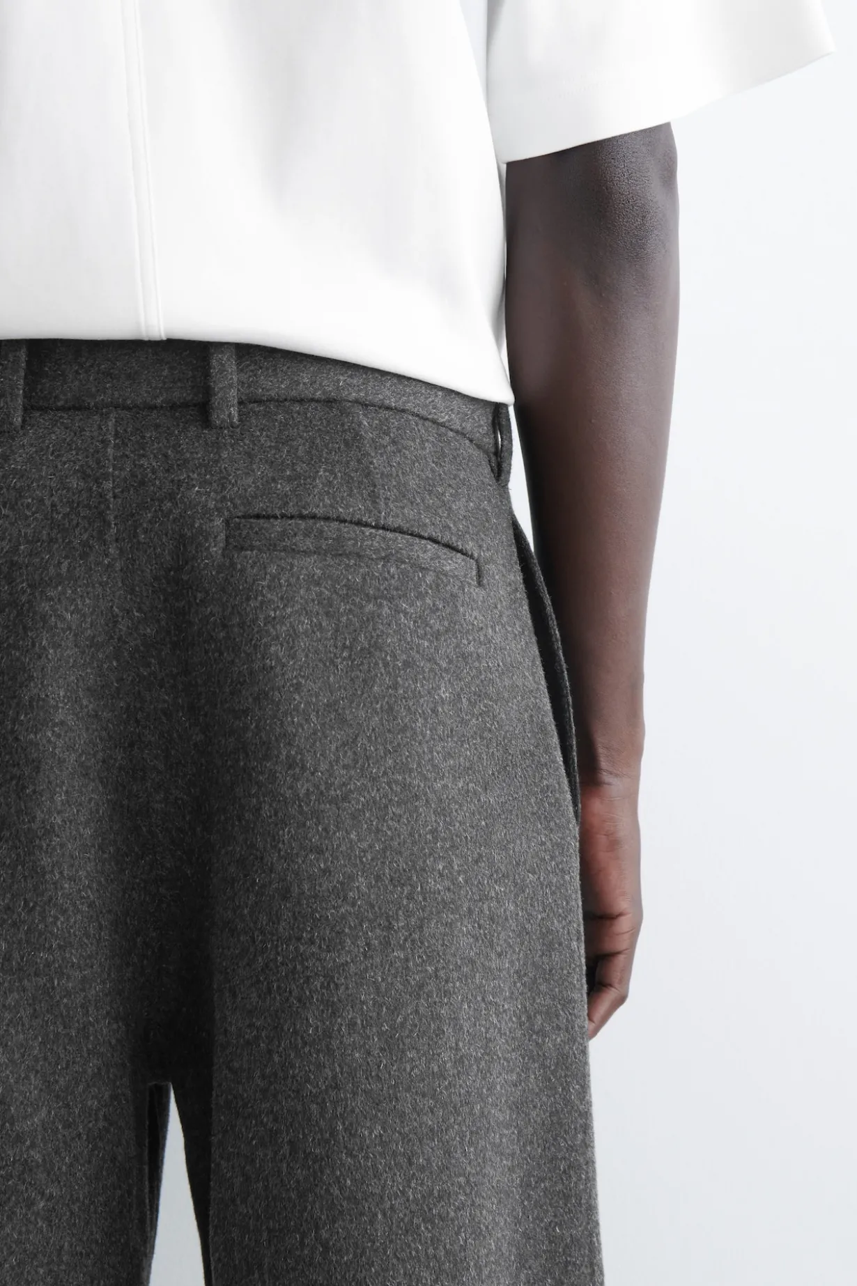 LOCKERE HOSE AUS WOLL-MIX MIT WEITEM BEIN