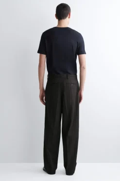 LOCKERE HOSE MIT WEITEM BEIN UND NADELSTREIFEN