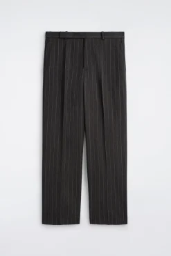 LOCKERE HOSE MIT WEITEM BEIN UND NADELSTREIFEN