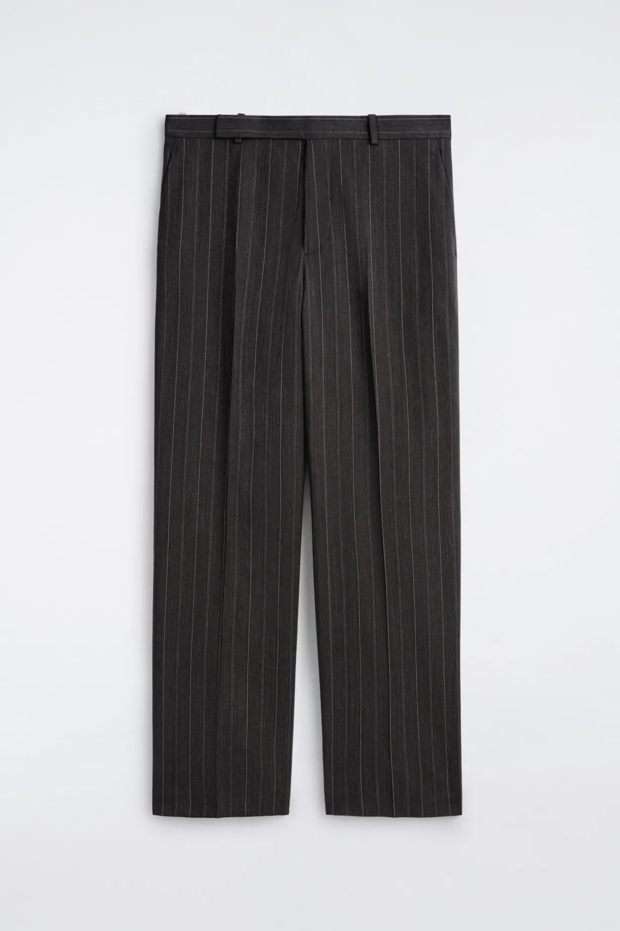 LOCKERE HOSE MIT WEITEM BEIN UND NADELSTREIFEN