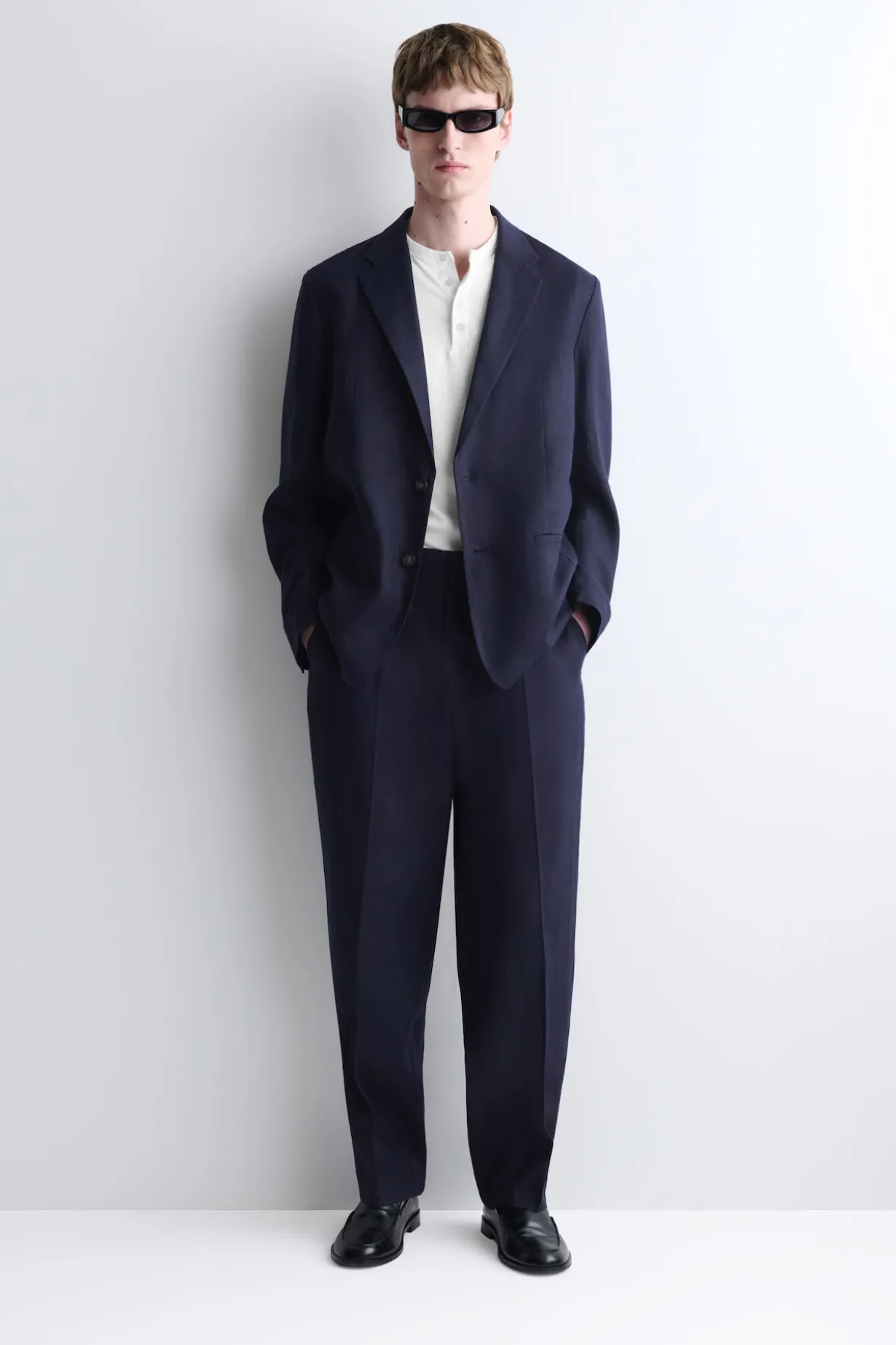 LOCKERE LEINENHOSE MIT SCHMAL ZULAUFENDEM BEIN