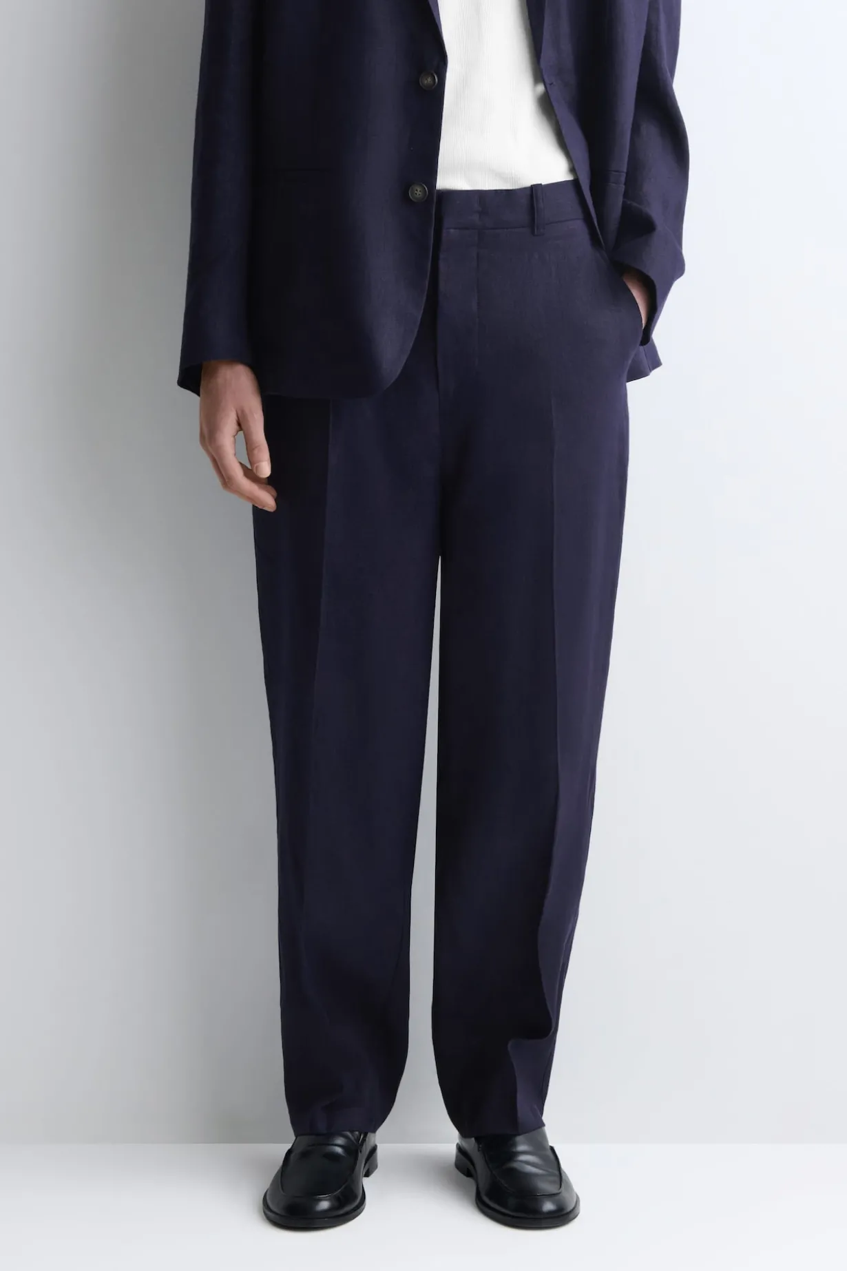 LOCKERE LEINENHOSE MIT SCHMAL ZULAUFENDEM BEIN