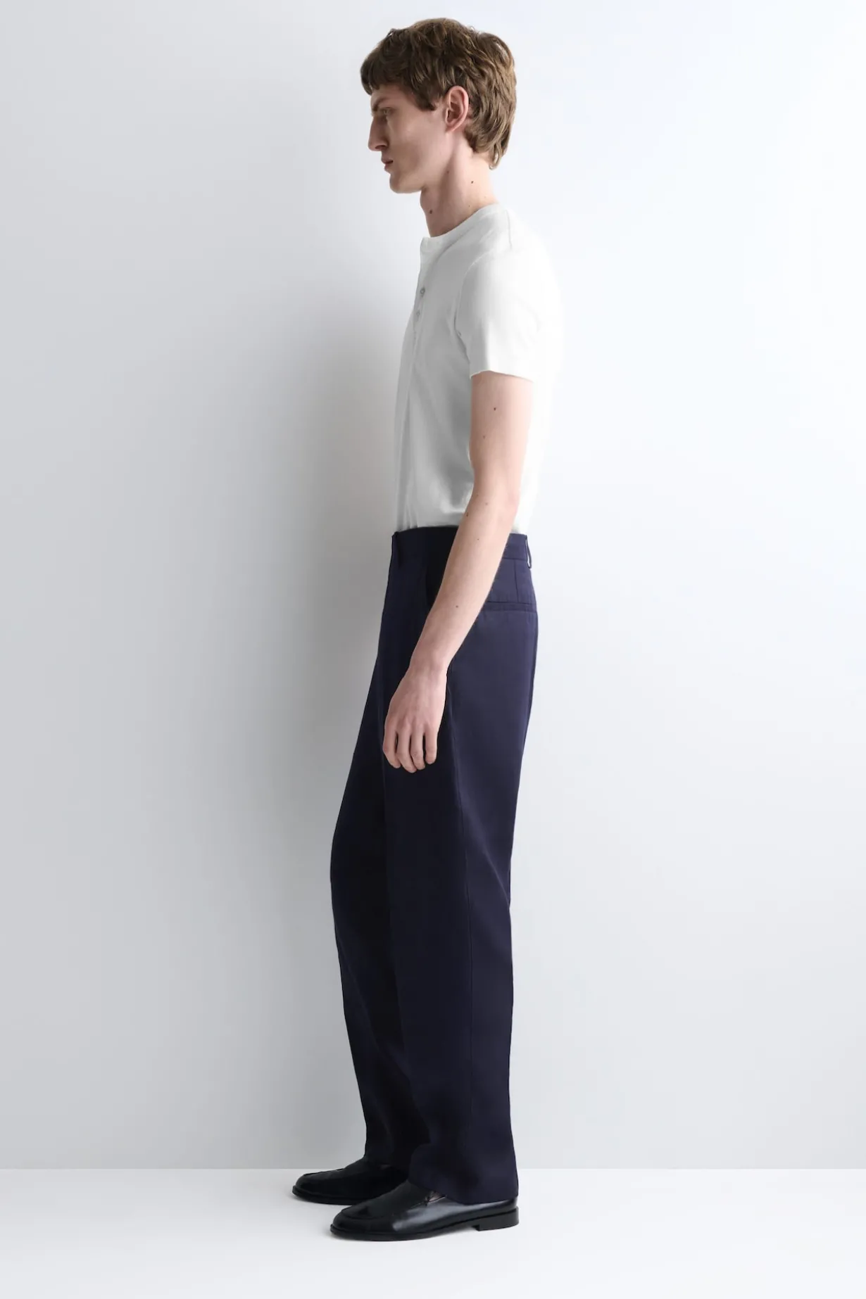LOCKERE LEINENHOSE MIT SCHMAL ZULAUFENDEM BEIN