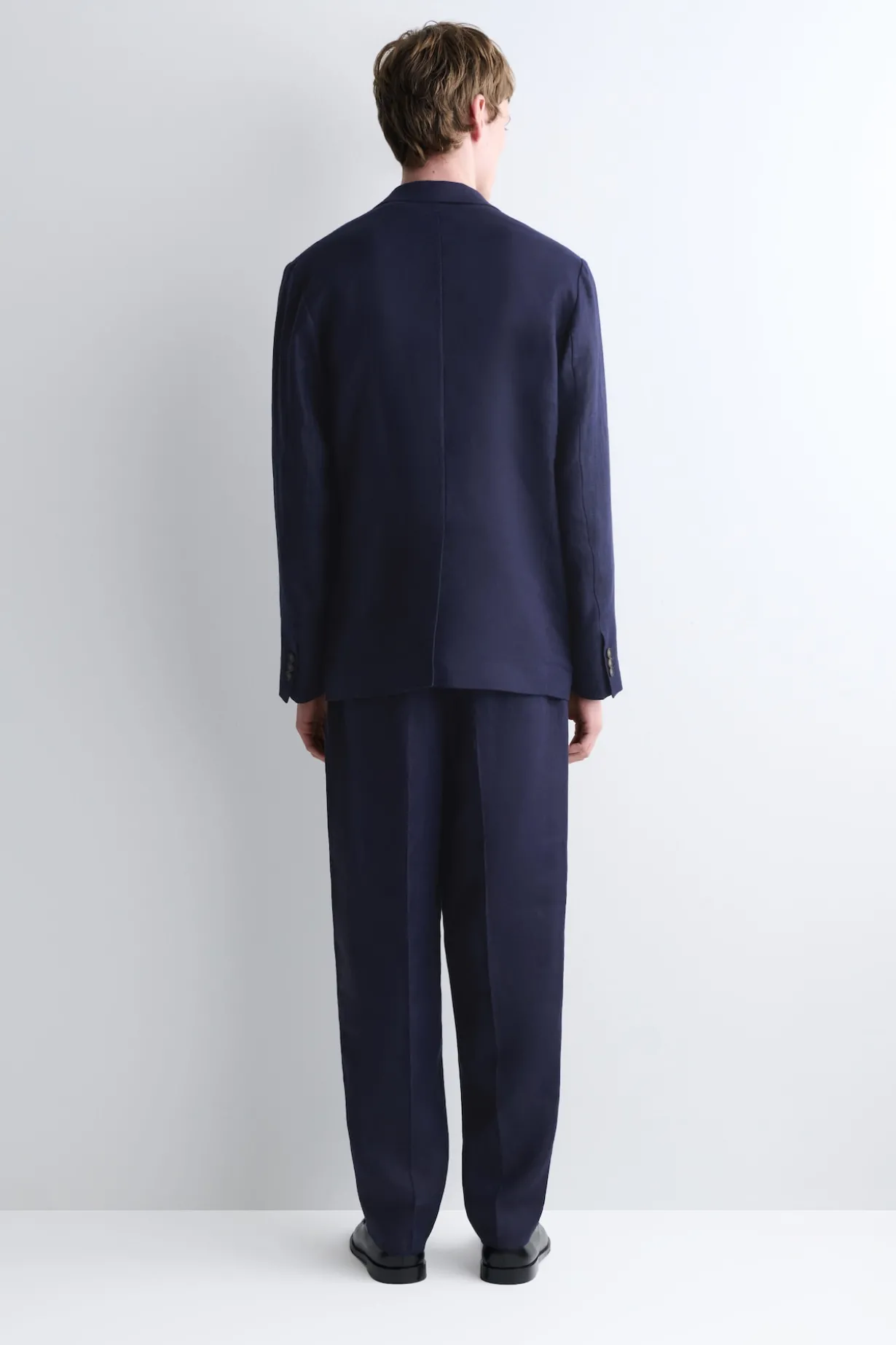 LOCKERE LEINENHOSE MIT SCHMAL ZULAUFENDEM BEIN