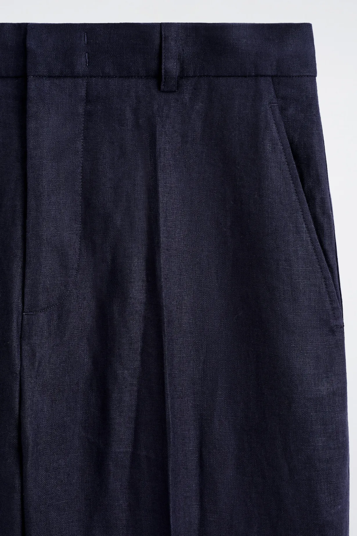 LOCKERE LEINENHOSE MIT SCHMAL ZULAUFENDEM BEIN