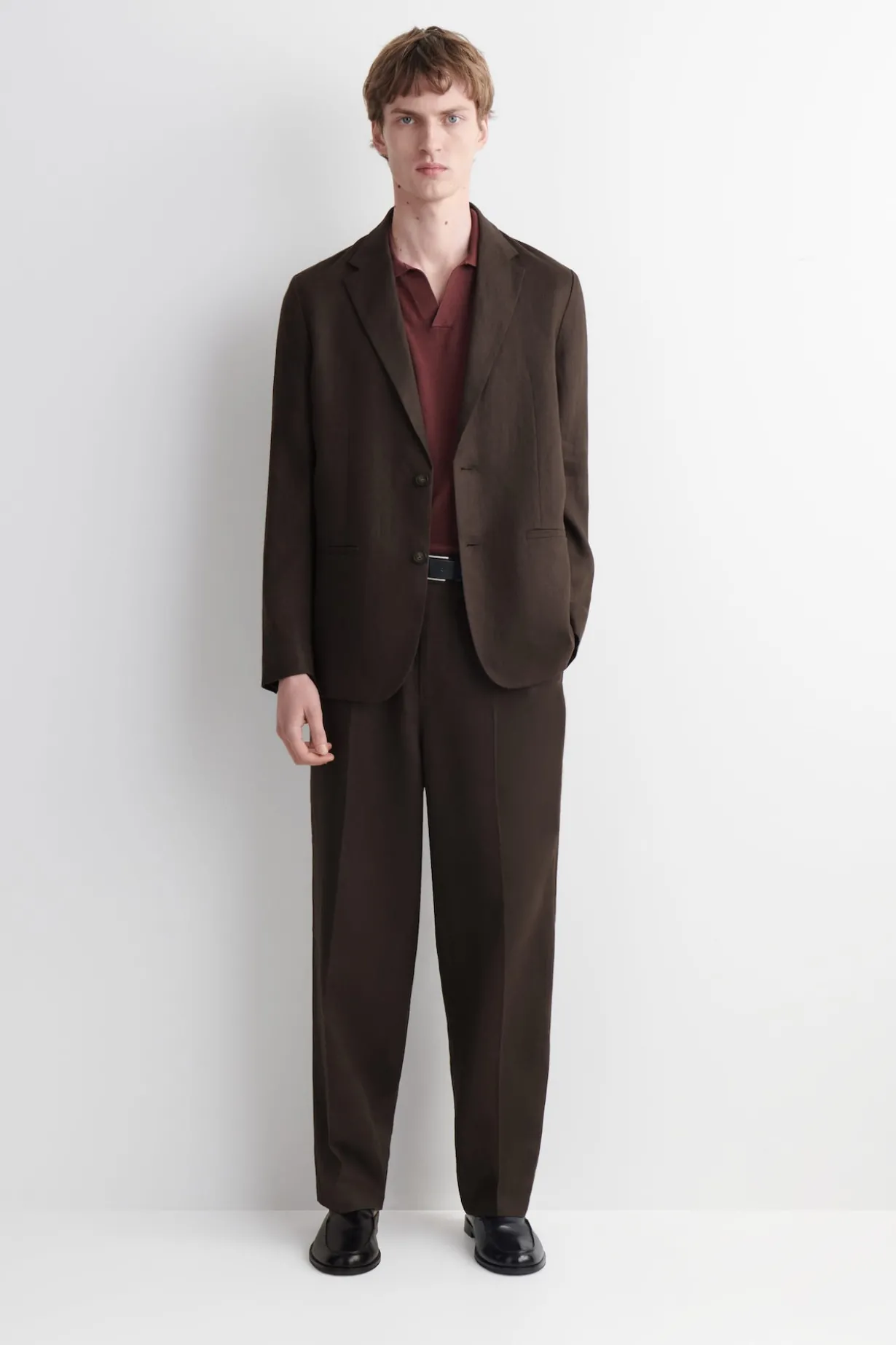 LOCKERE LEINENHOSE MIT SCHMAL ZULAUFENDEM BEIN
