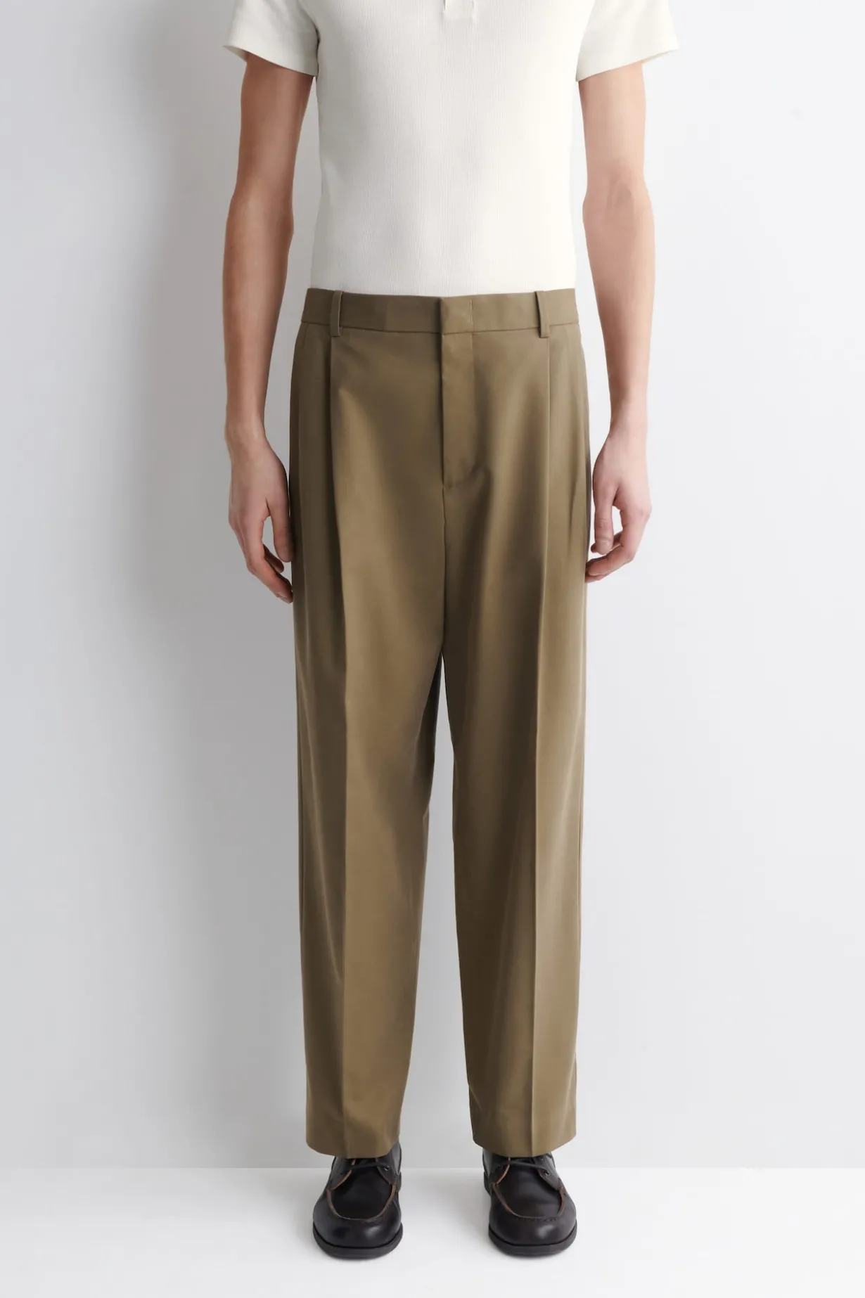 LOCKERE, SCHMAL ZULAUFENDE HOSE MIT FALTEN