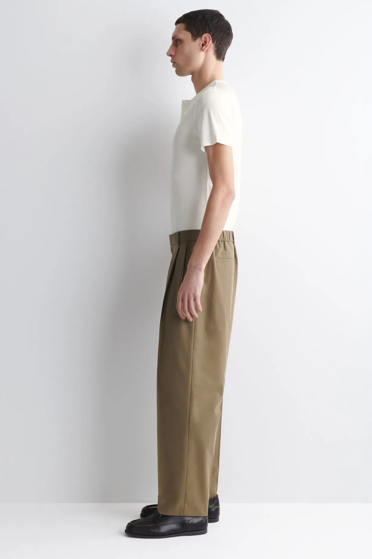 LOCKERE, SCHMAL ZULAUFENDE HOSE MIT FALTEN