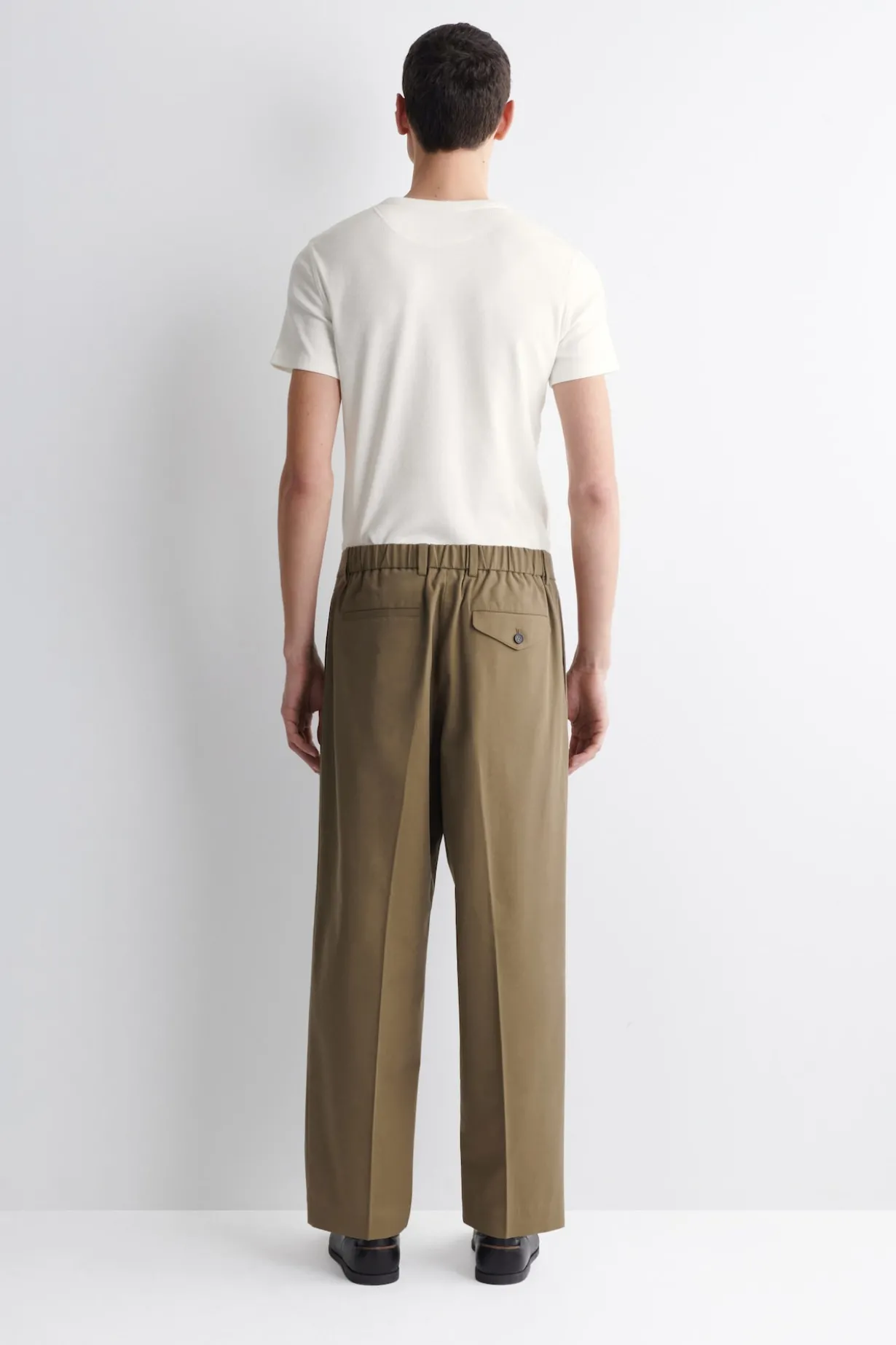 LOCKERE, SCHMAL ZULAUFENDE HOSE MIT FALTEN