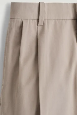 LOCKERE, SCHMAL ZULAUFENDE HOSE MIT FALTEN