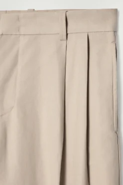 LOCKERE, SCHMAL ZULAUFENDE BAUMWOLLHOSE MIT FALTEN