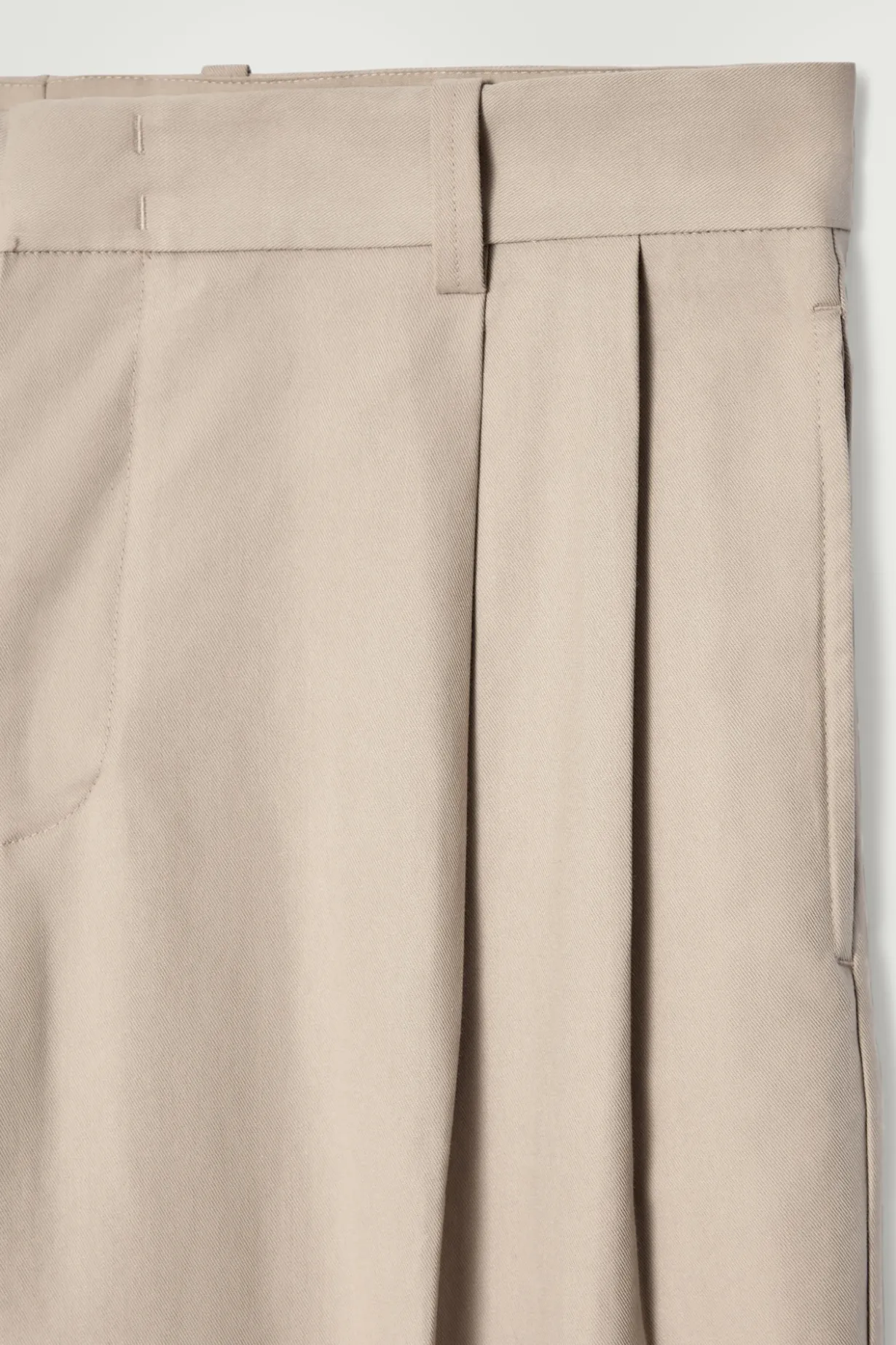 LOCKERE, SCHMAL ZULAUFENDE BAUMWOLLHOSE MIT FALTEN