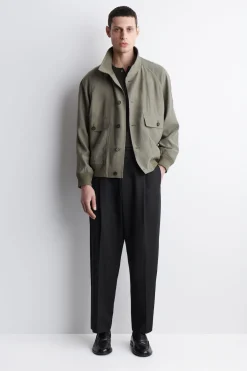 LOCKERE, SCHMAL ZULAUFENDE HOSE MIT FALTEN