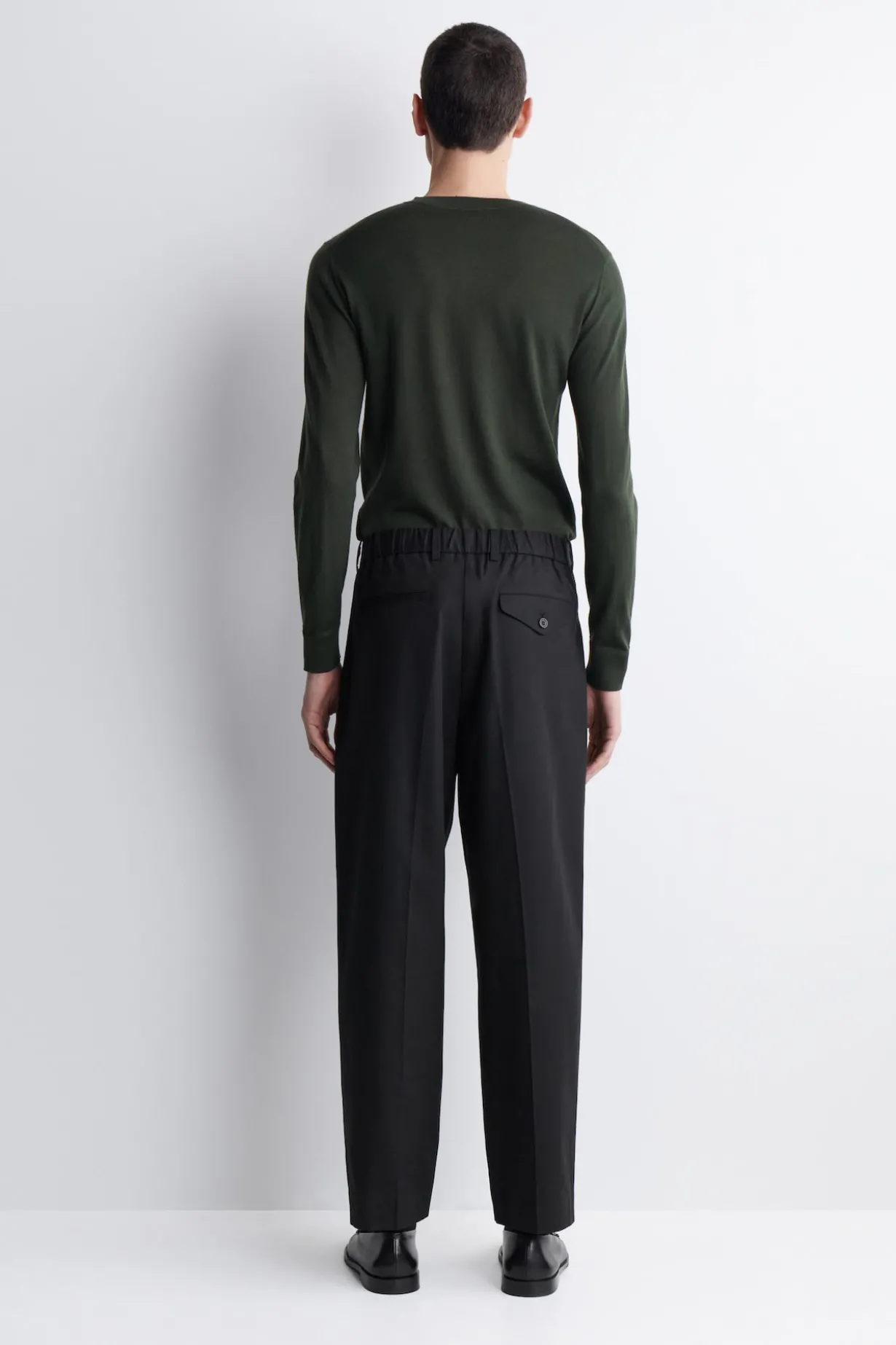 LOCKERE, SCHMAL ZULAUFENDE HOSE MIT FALTEN