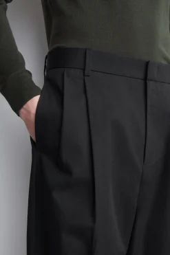 LOCKERE, SCHMAL ZULAUFENDE HOSE MIT FALTEN