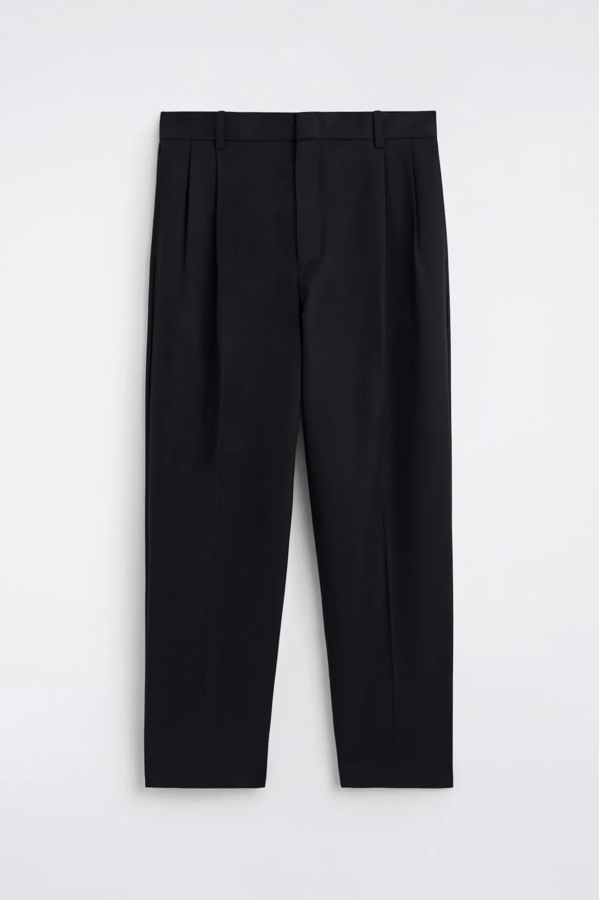 LOCKERE, SCHMAL ZULAUFENDE HOSE MIT FALTEN