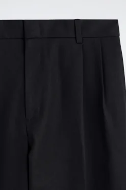 LOCKERE, SCHMAL ZULAUFENDE HOSE MIT FALTEN