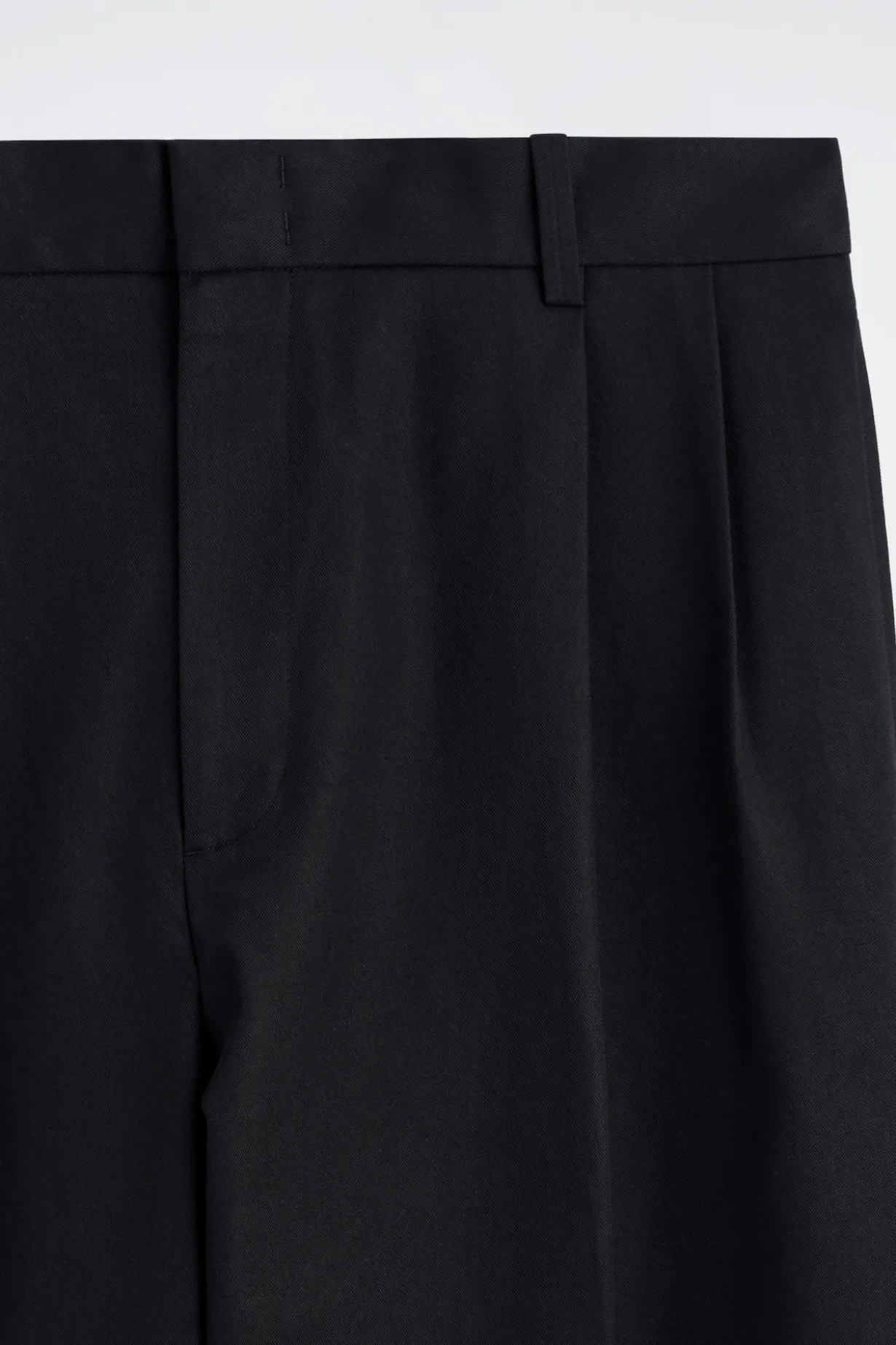 LOCKERE, SCHMAL ZULAUFENDE HOSE MIT FALTEN