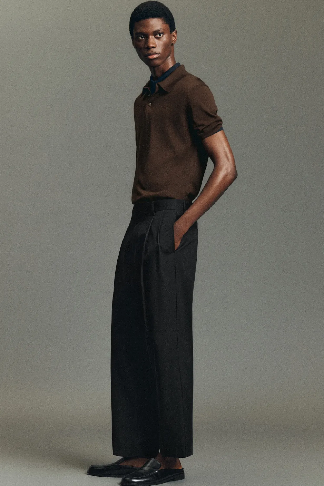 LOCKERE, SCHMAL ZULAUFENDE HOSE MIT FALTEN