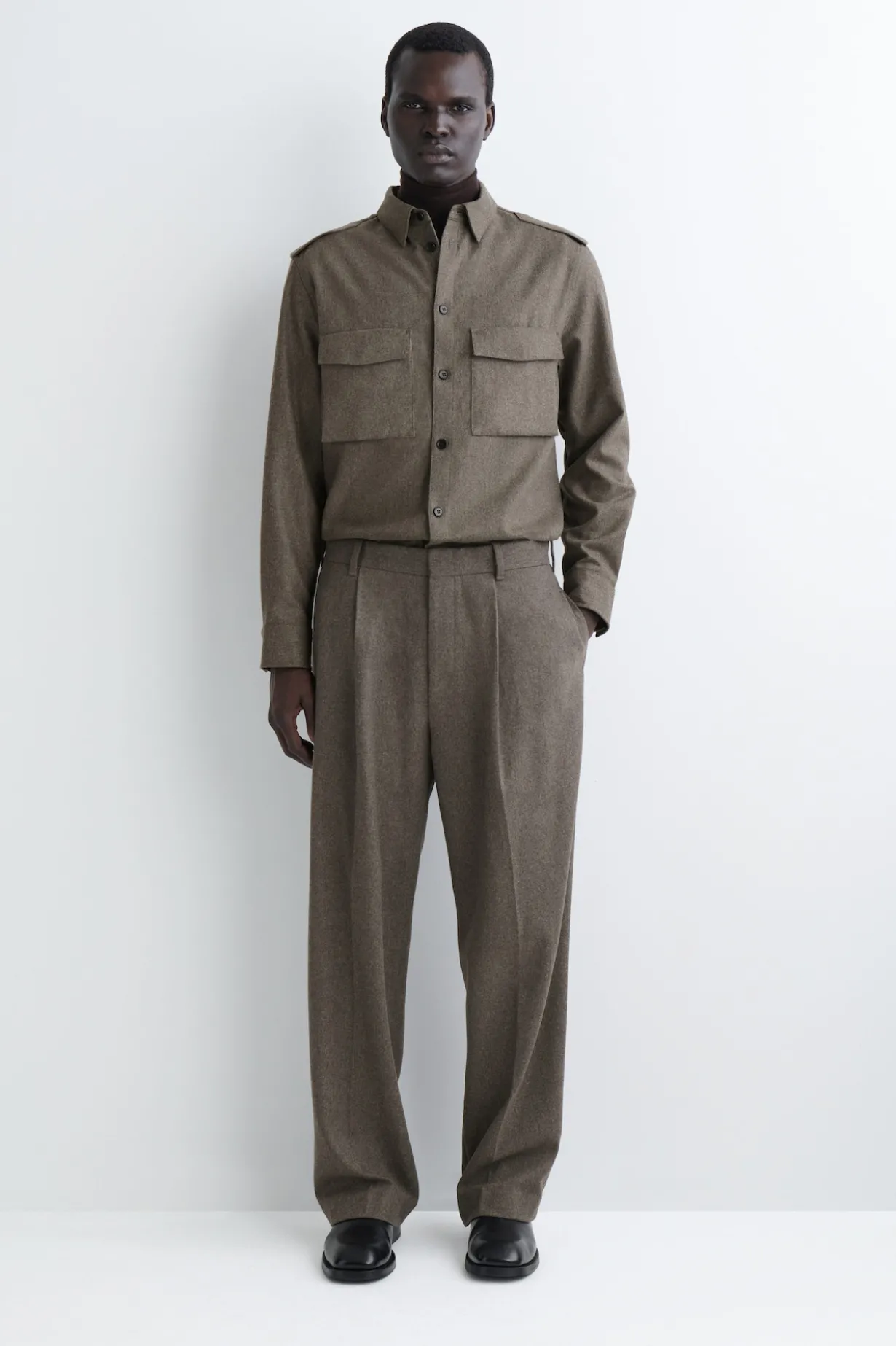 LOCKERE WOLLHOSE MIT GERADEM BEIN