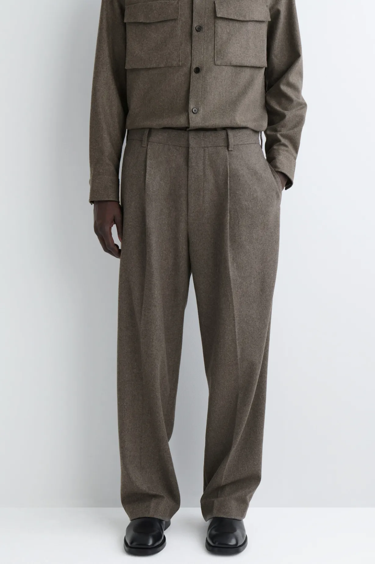 LOCKERE WOLLHOSE MIT GERADEM BEIN