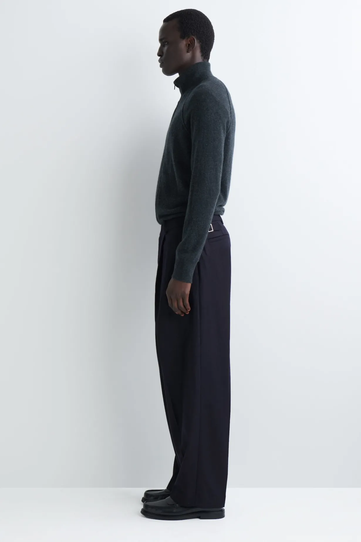 LOCKERE WOLLHOSE MIT GERADEM BEIN