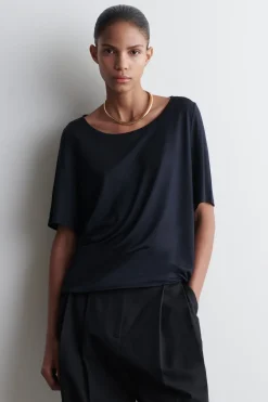 LOCKERES T-SHIRT MIT TIEFEM AUSSCHNITT
