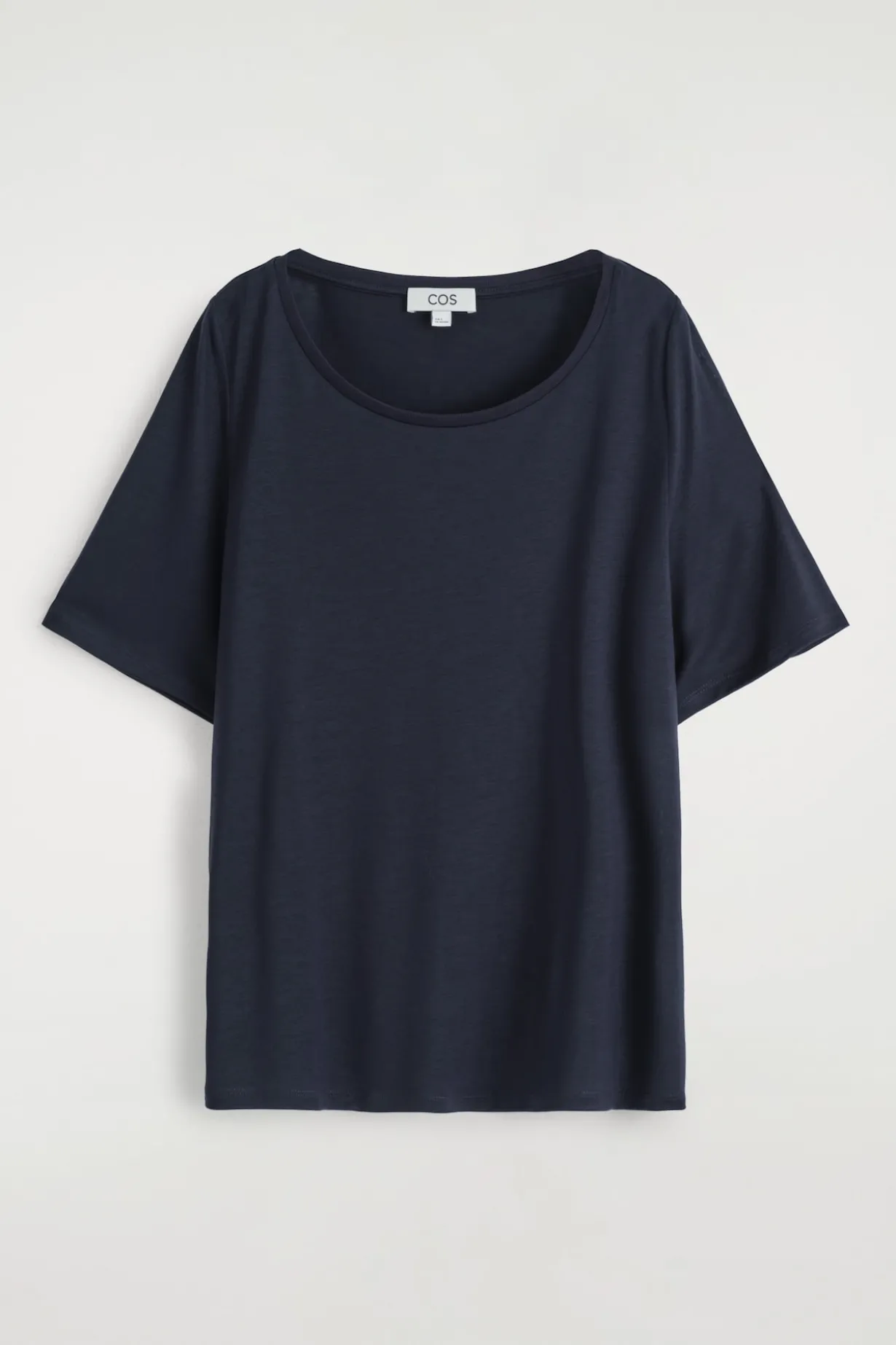LOCKERES T-SHIRT MIT TIEFEM AUSSCHNITT