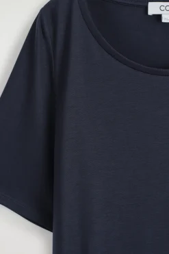 LOCKERES T-SHIRT MIT TIEFEM AUSSCHNITT