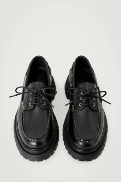 MARKANTE BOOTSSCHUHE AUS LEDER
