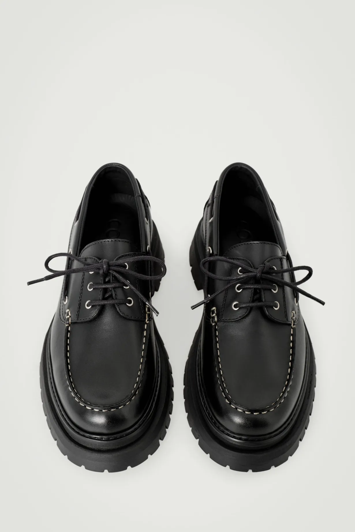 MARKANTE BOOTSSCHUHE AUS LEDER
