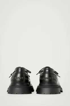 MARKANTE BOOTSSCHUHE AUS LEDER