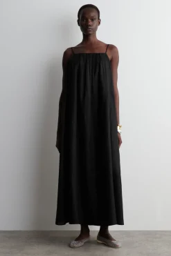 MAXIKLEID AUS LEINEN MIT FALTEN