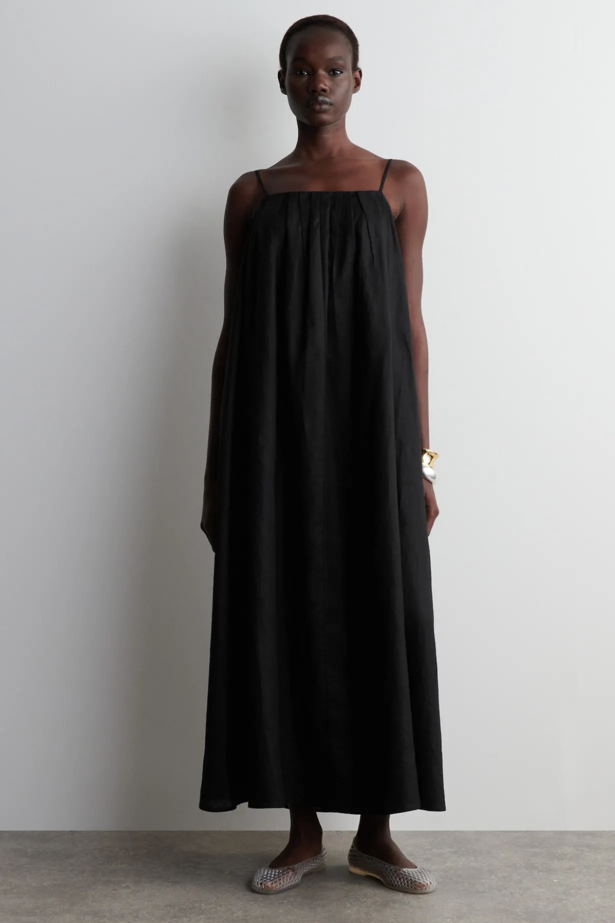 MAXIKLEID AUS LEINEN MIT FALTEN