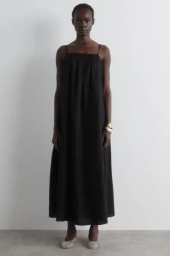 MAXIKLEID AUS LEINEN MIT FALTEN