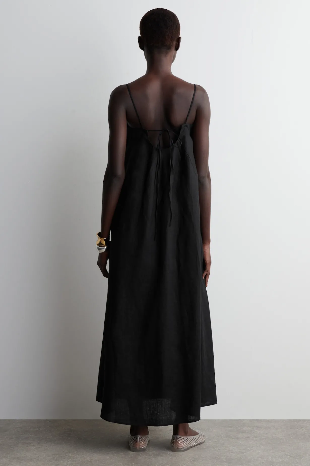 MAXIKLEID AUS LEINEN MIT FALTEN
