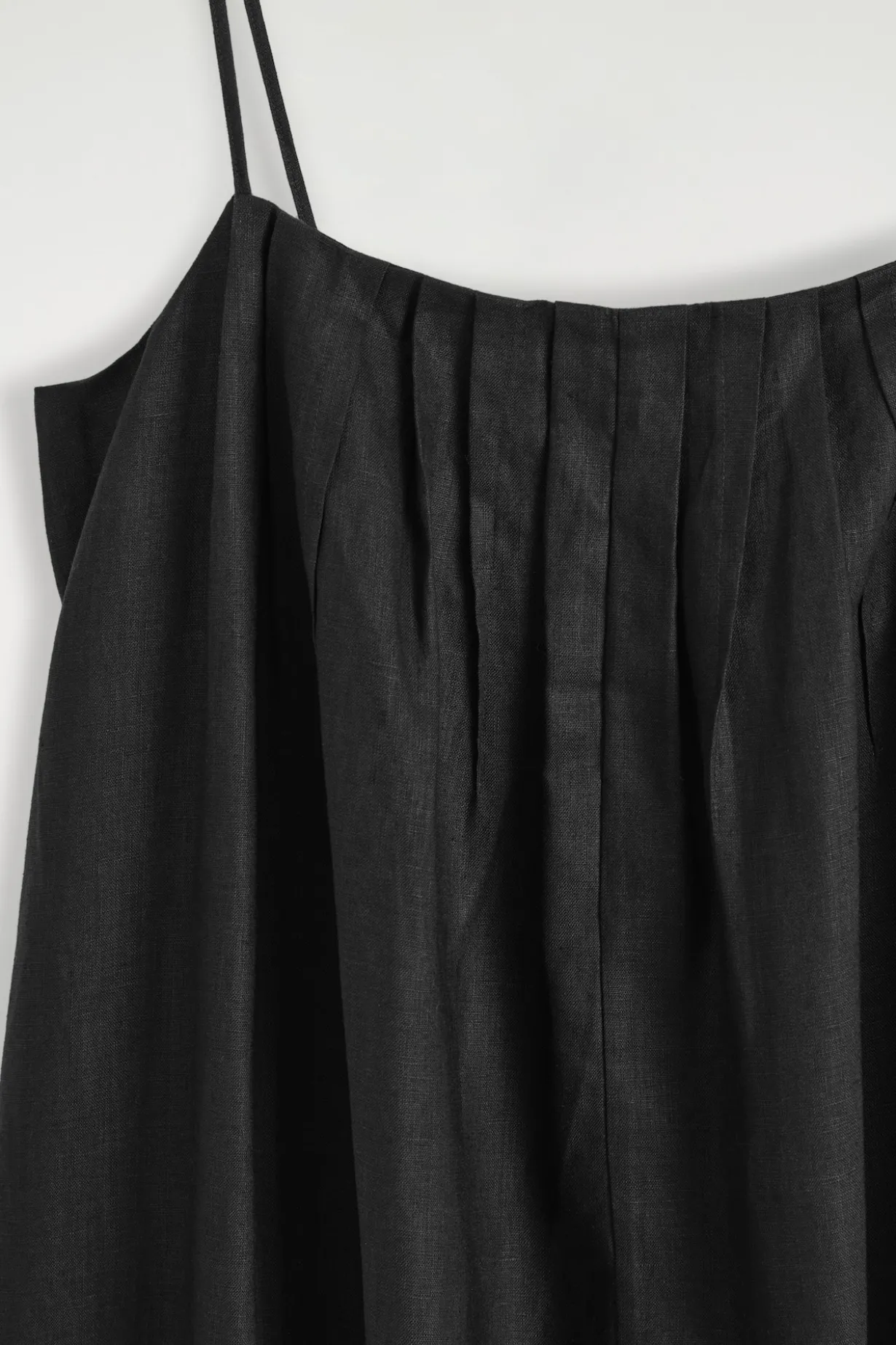 MAXIKLEID AUS LEINEN MIT FALTEN