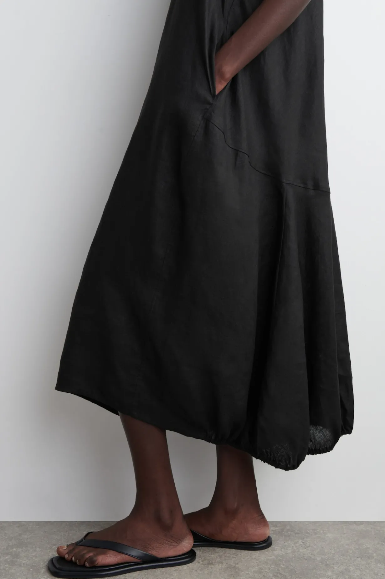 MAXIKLEID AUS LEINEN MIT ELASTISCHEM SAUM