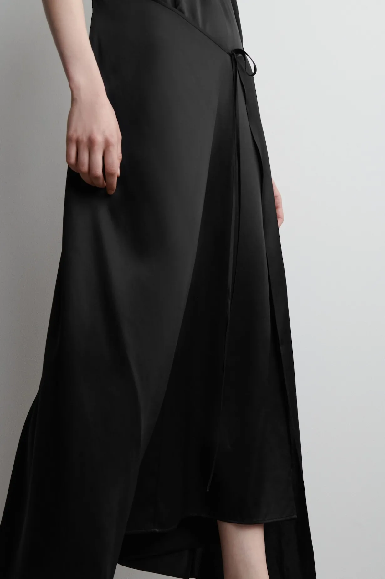 MAXIKLEID AUS SEIDE MIT WICKELFRONT