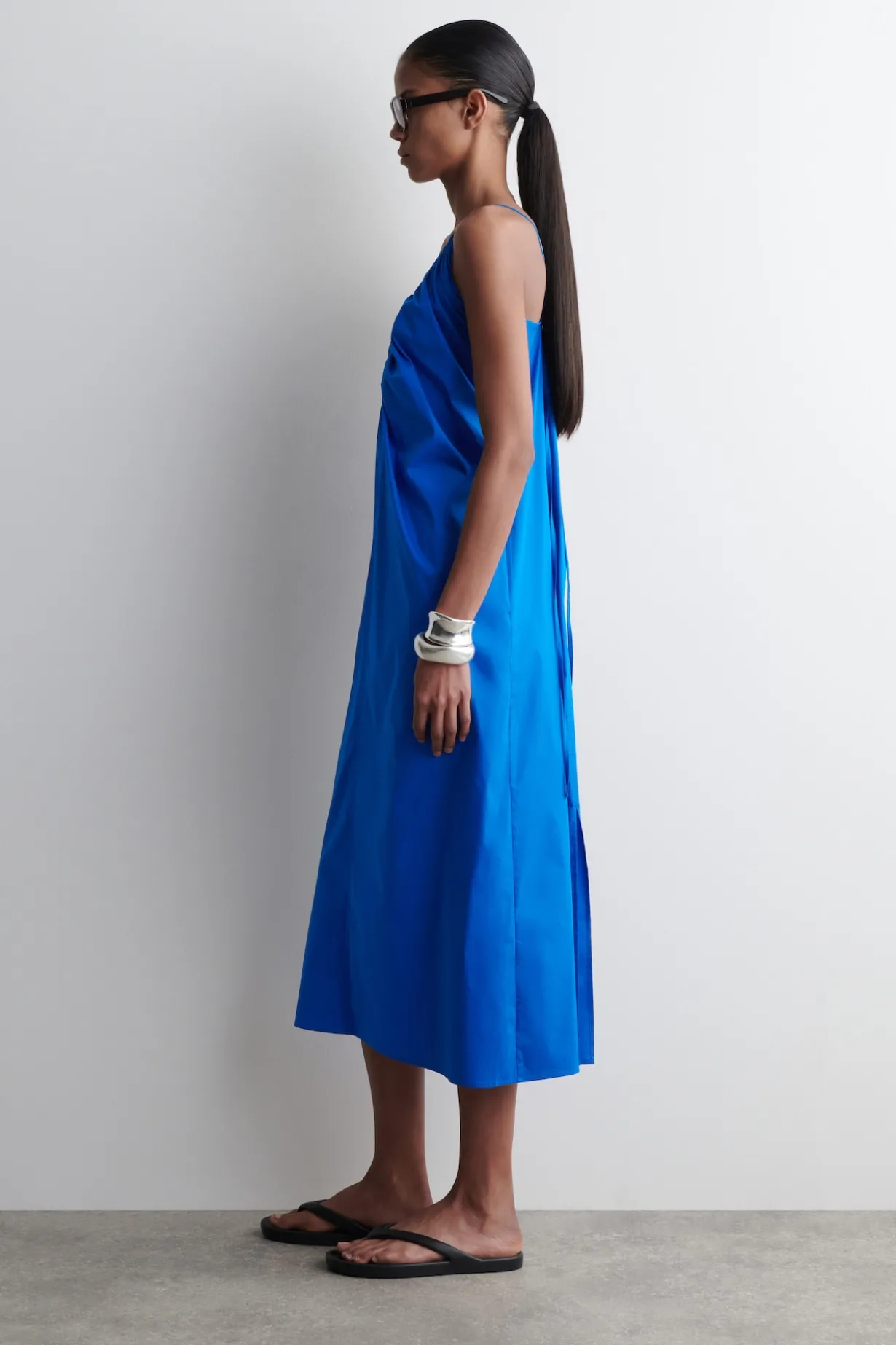 MAXIKLEID MIT RAFFUNGEN UND V-AUSSCHNITT