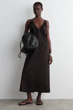 MAXIKLEID MIT RAFFUNGEN UND V-AUSSCHNITT