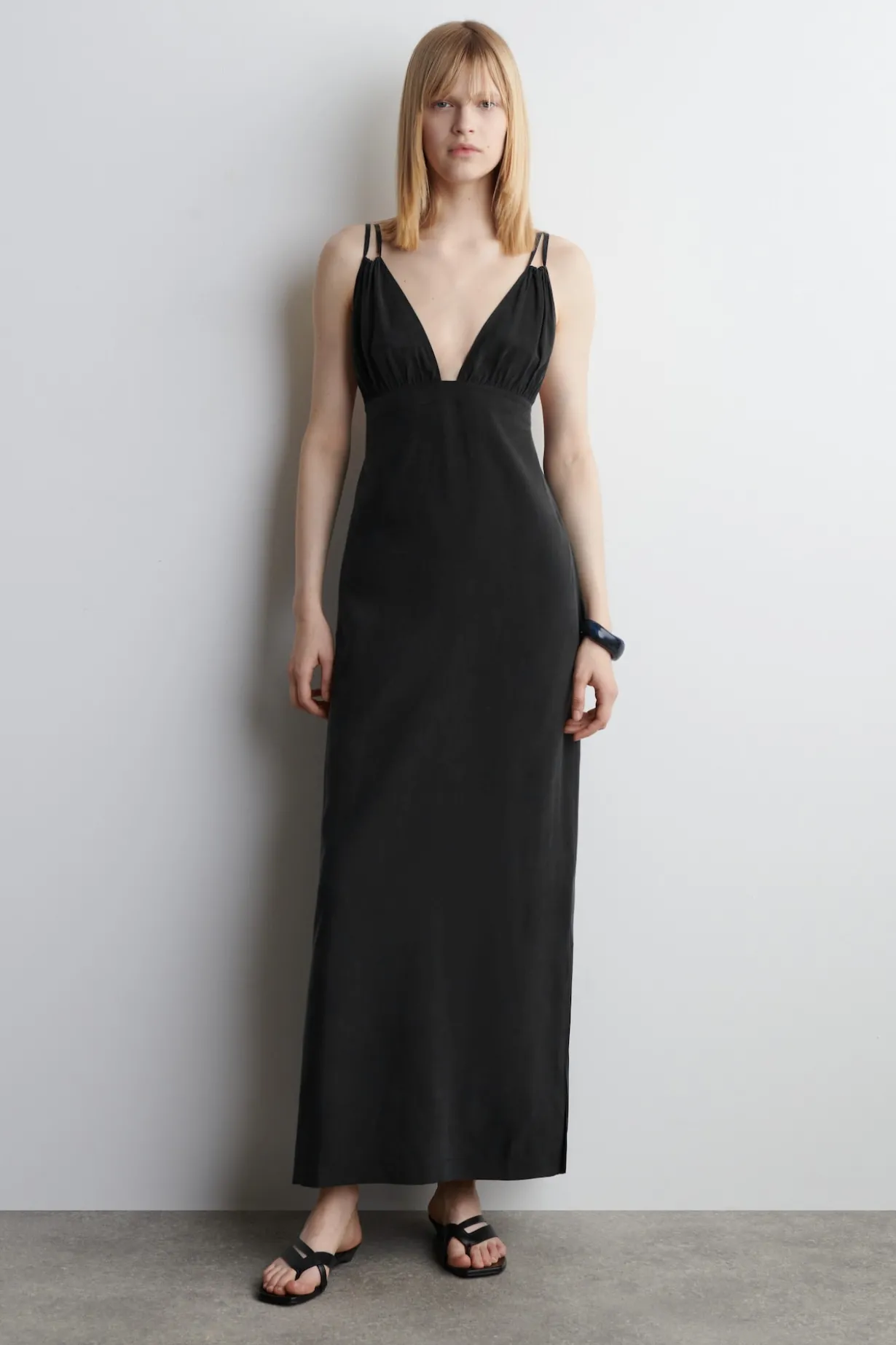MAXIKLEID MIT V-AUSSCHNITT UND RAFFUNGEN