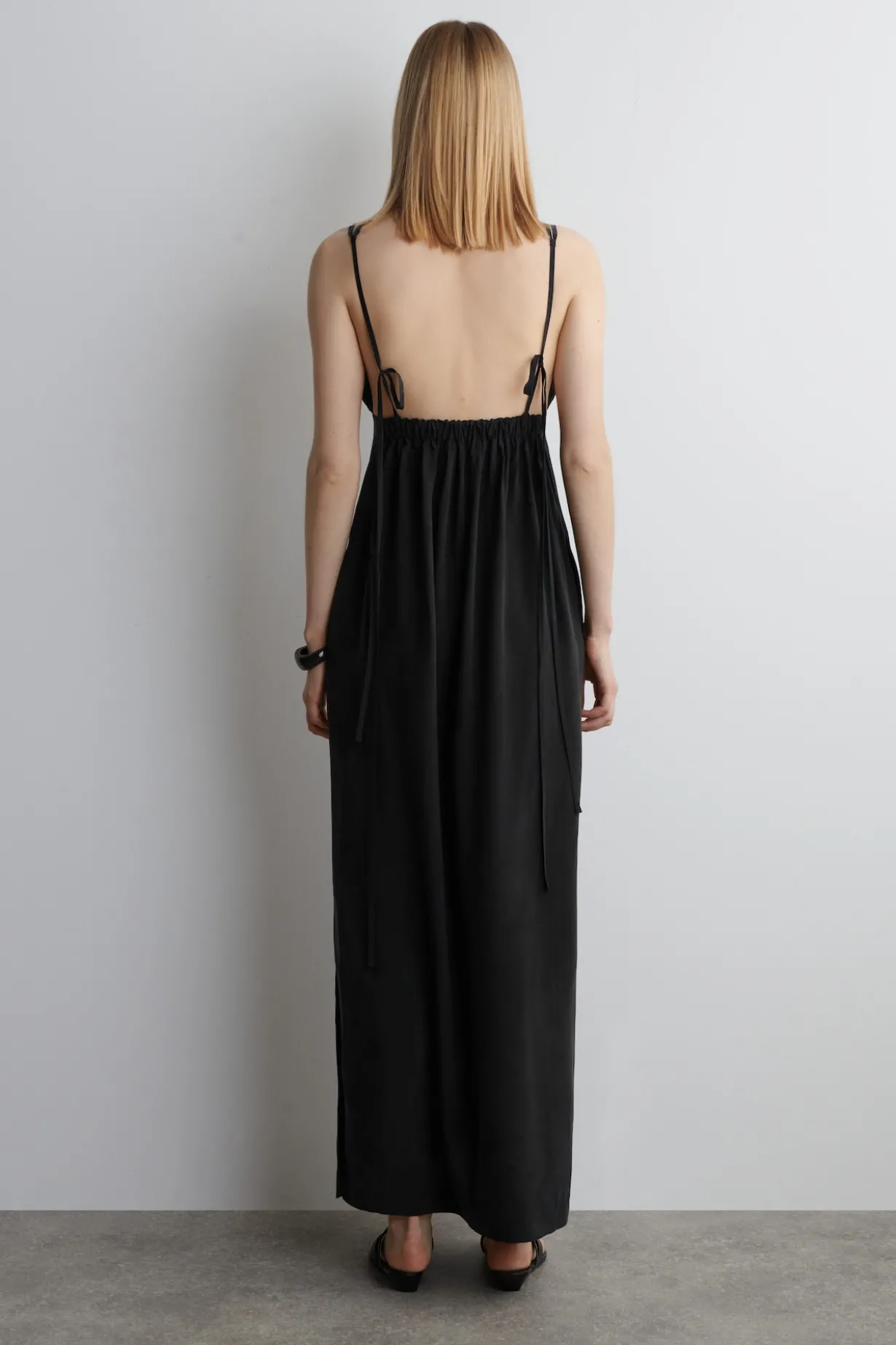 MAXIKLEID MIT V-AUSSCHNITT UND RAFFUNGEN