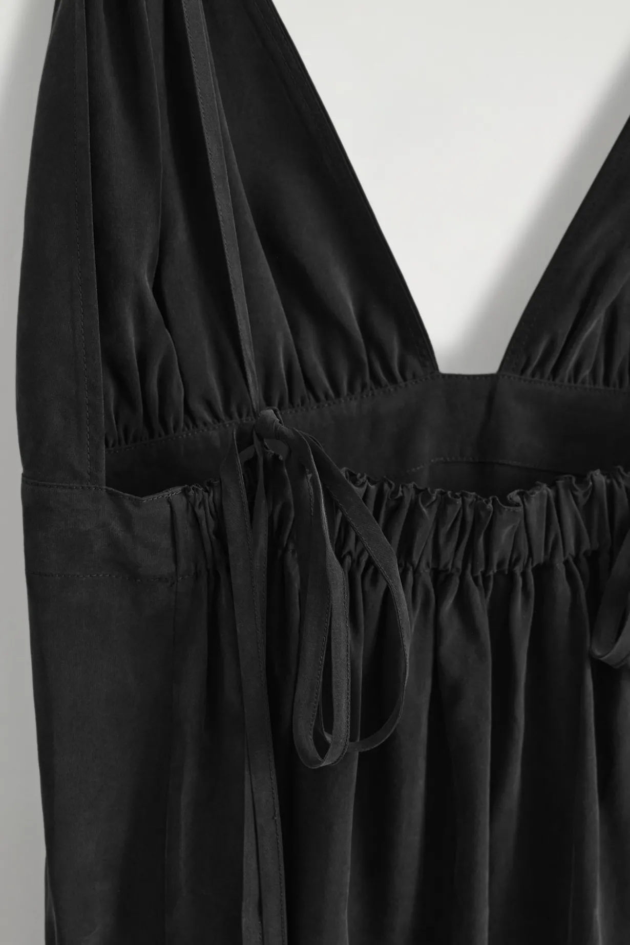 MAXIKLEID MIT V-AUSSCHNITT UND RAFFUNGEN