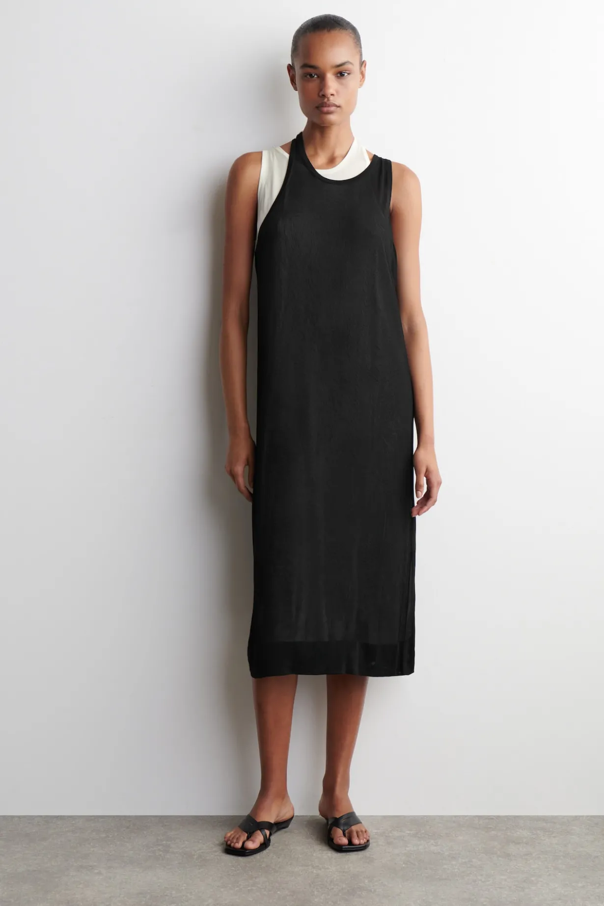 MEHRLAGIGES STRICKKLEID IN MIDILÄNGE