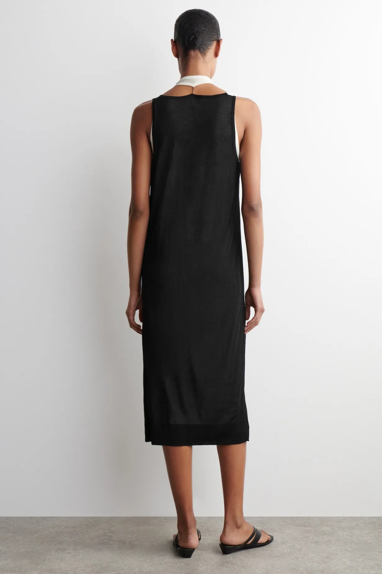 MEHRLAGIGES STRICKKLEID IN MIDILÄNGE