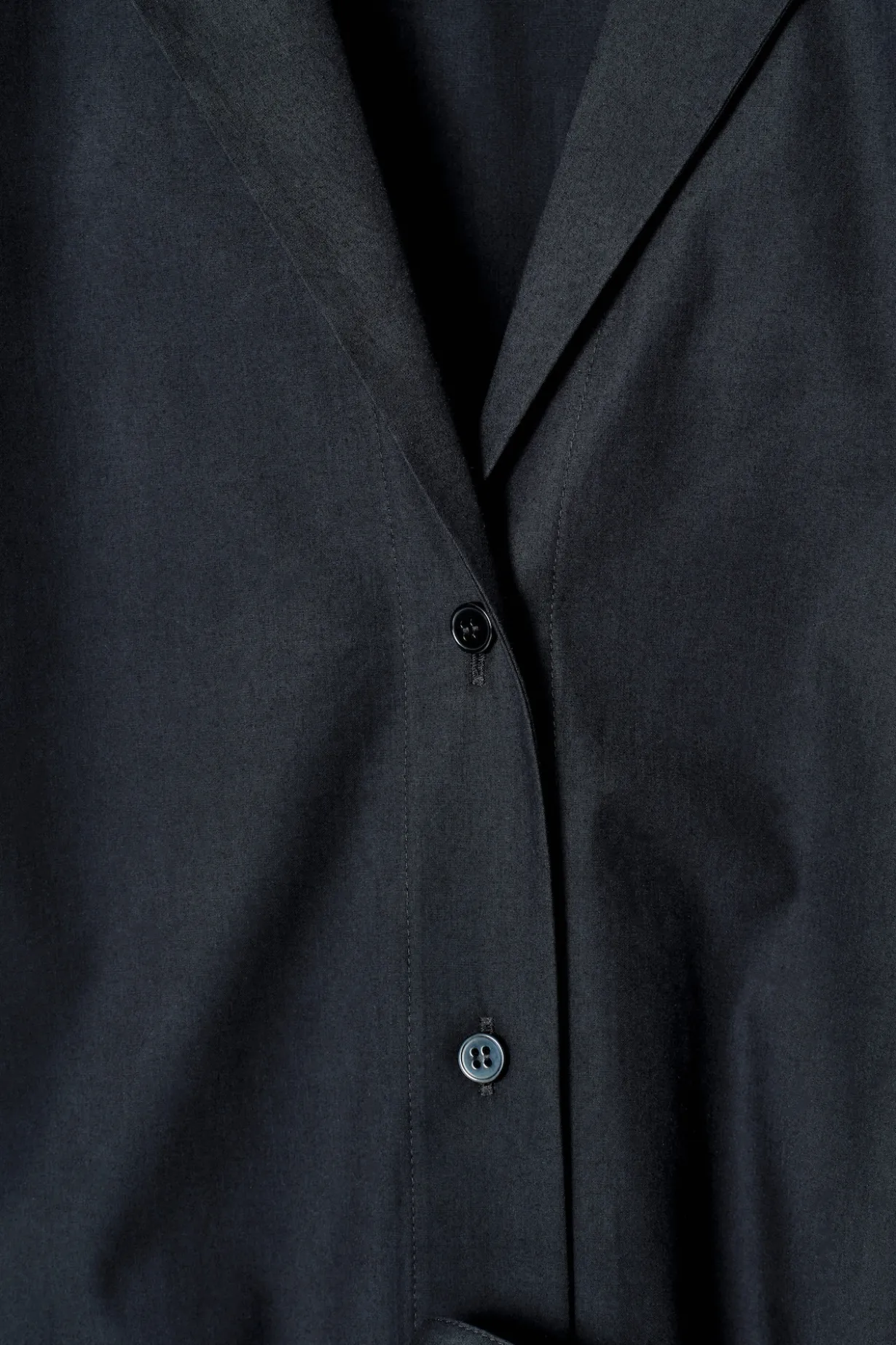 MIDI-HEMDKLEID MIT KURZEN ÄRMELN UND GÜRTEL